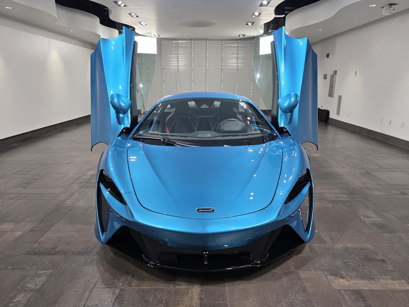 Used 2023 McLaren Artura RWD image 20