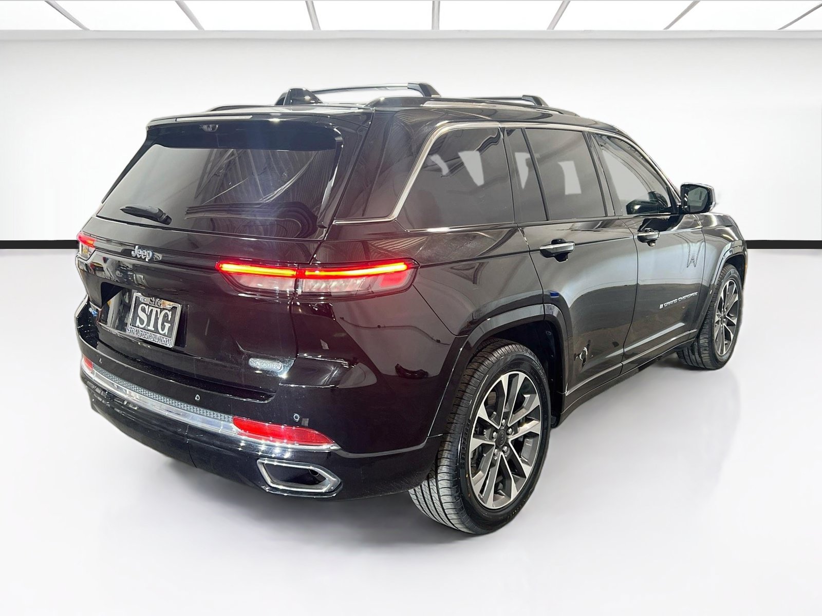 Used 2022 Jeep Grand Cherokee Overland w/ Luxury Tech Group IV AWD/4WD image 4