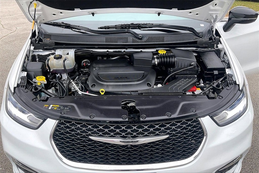 Used 2024 Chrysler Pacifica Touring-L image 34