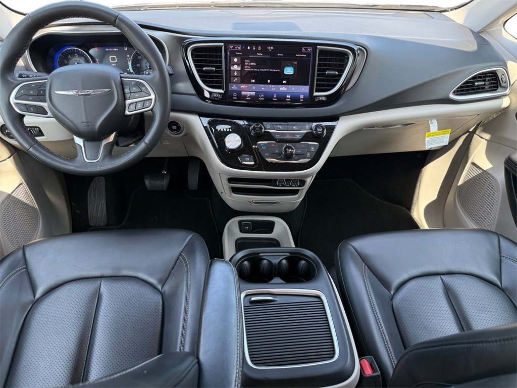 Certified 2023 Chrysler Pacifica Touring-L image 10