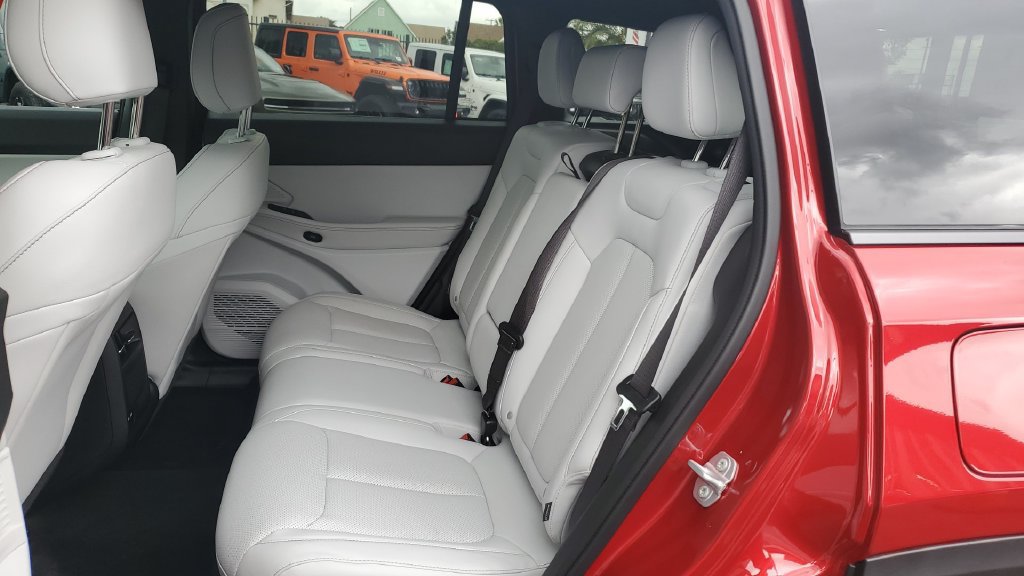 Used 2026 Jeep Cherokee Limited AWD/4WD image 16