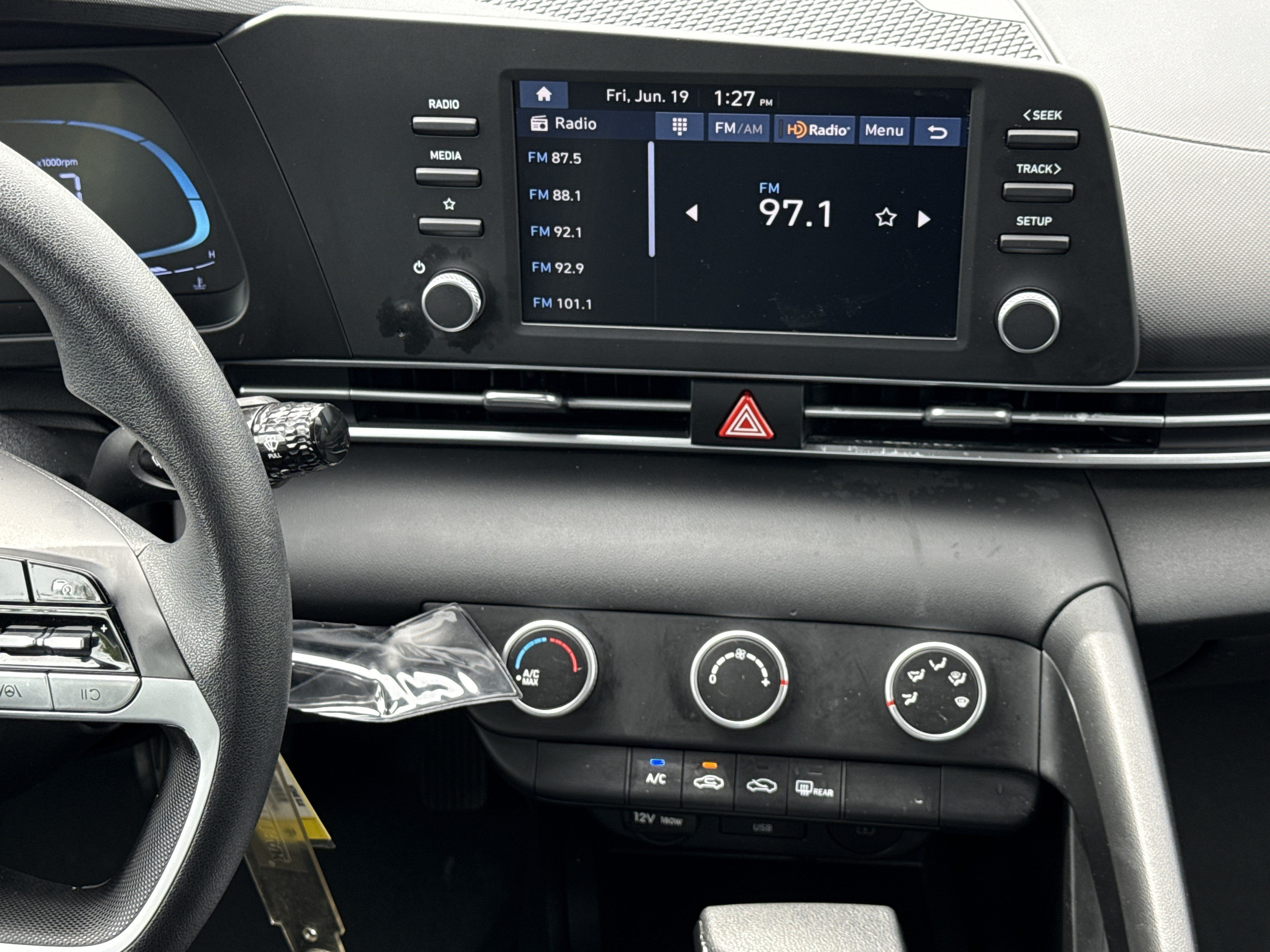 Used 2025 Hyundai Elantra SE FWD image 28