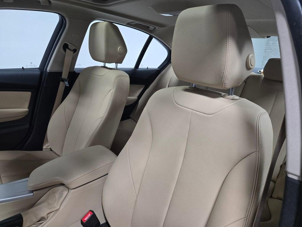 Used 2018 BMW 320i xDrive Sedan w/ Convenience Package image 12