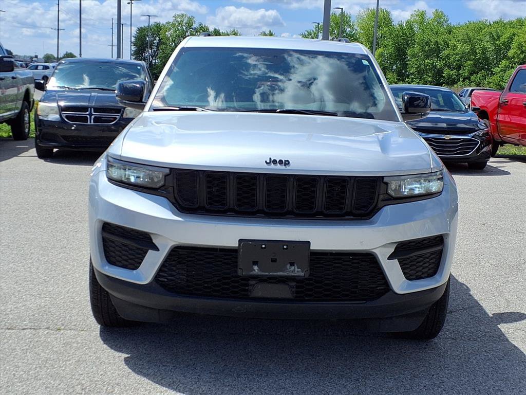 Used 2025 Jeep Grand Cherokee Altitude AWD/4WD image 23