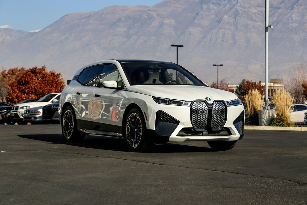 Used 2025 BMW iX xDrive50 w/ Premium Package image 7