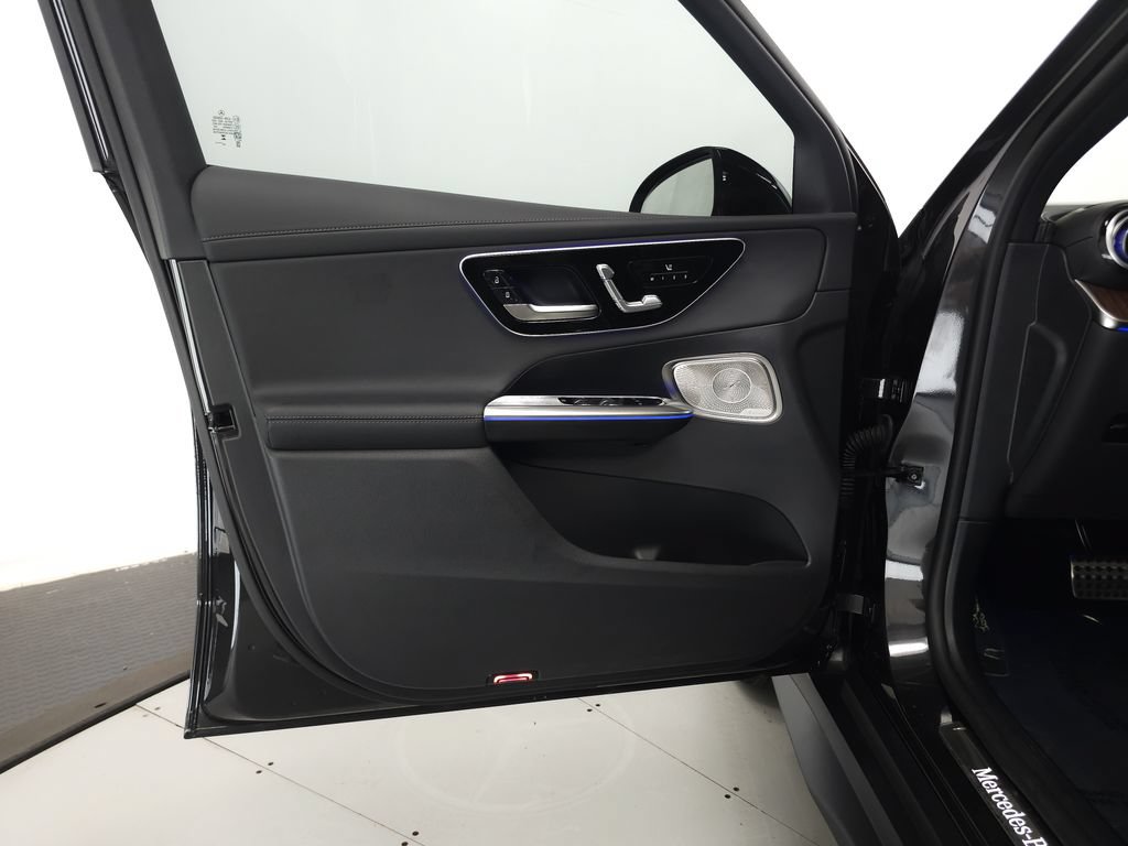 Used 2025 Mercedes-Benz GLC 300 4MATIC w/ AMG Line image 5