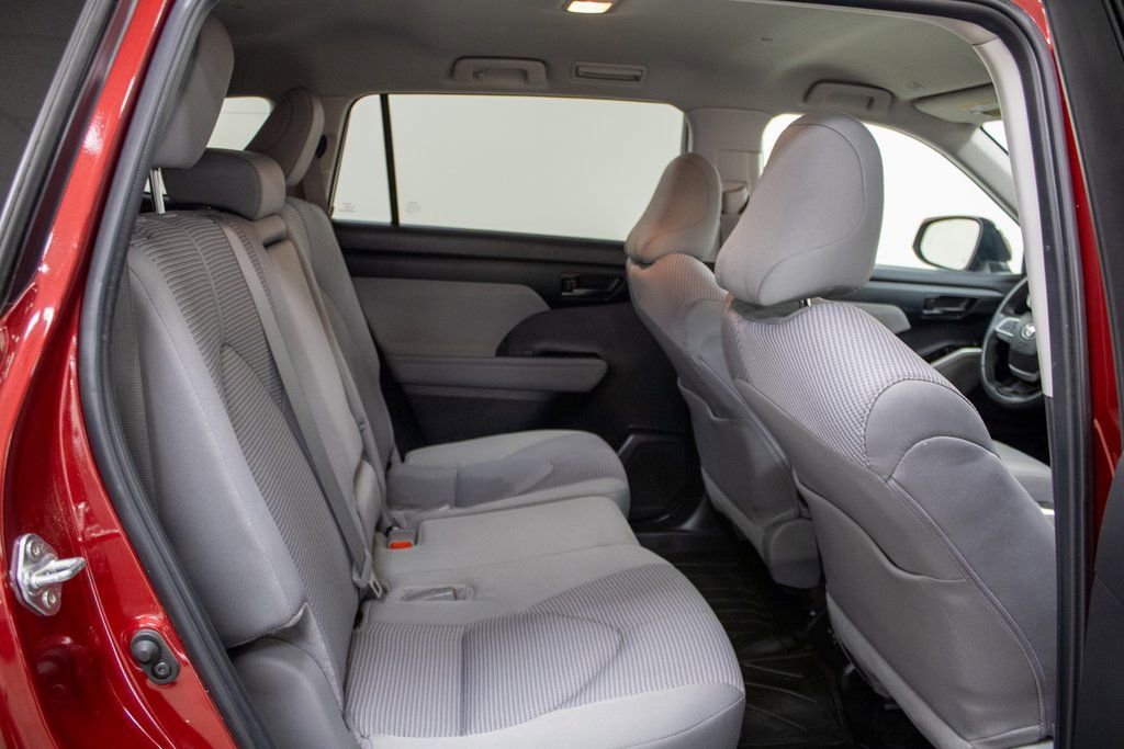 Used 2024 Toyota Highlander LE image 28