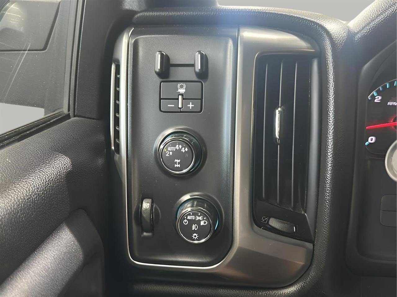 Used 2017 Chevrolet Silverado 1500 LT w/ Midnight Edition AWD/4WD image 15