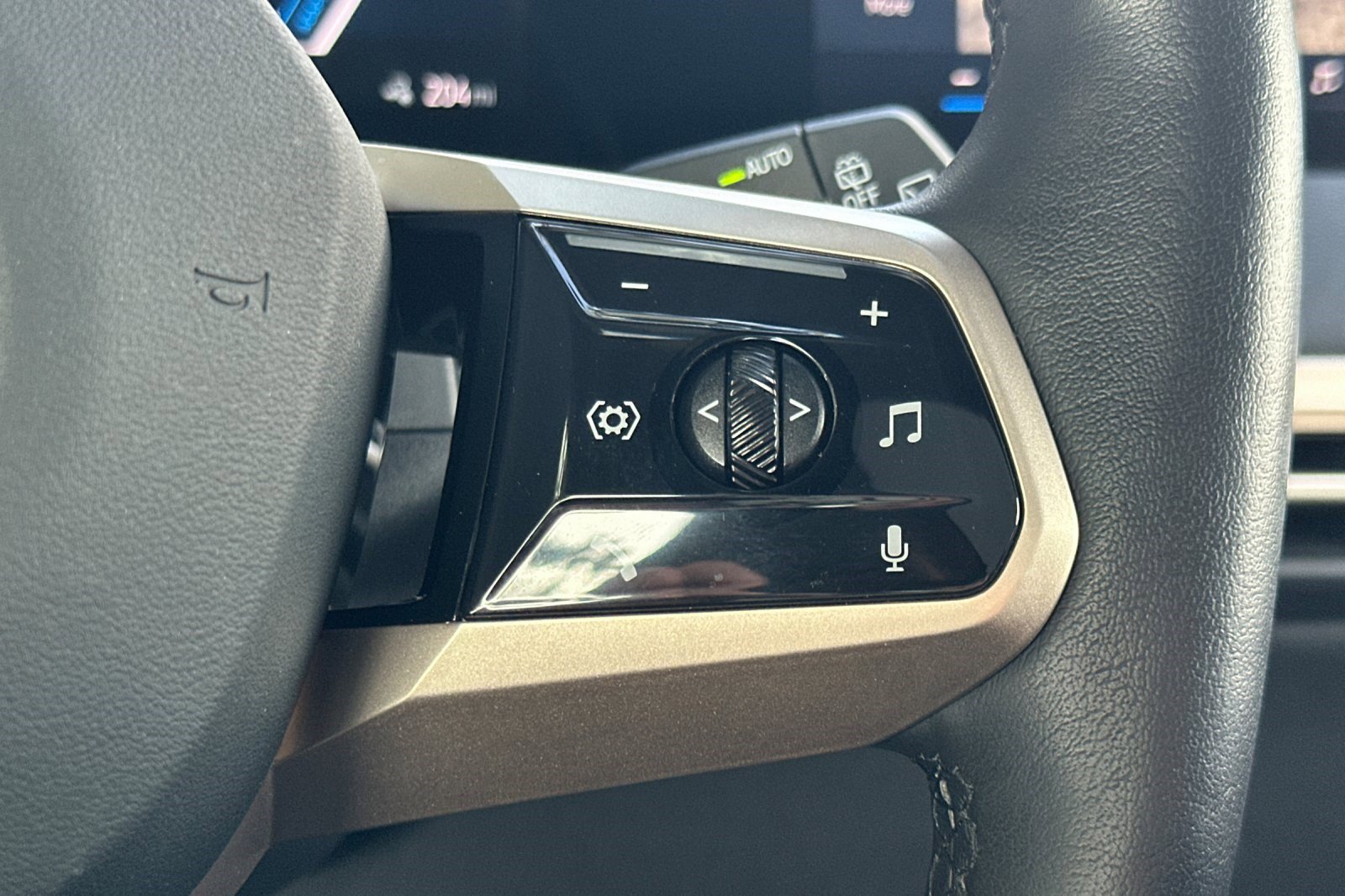 Used 2025 BMW iX xDrive50 w/ Sport Package image 33