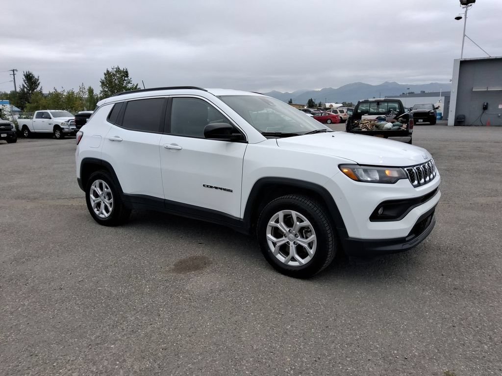 Used 2024 Jeep Compass Latitude AWD/4WD image 2