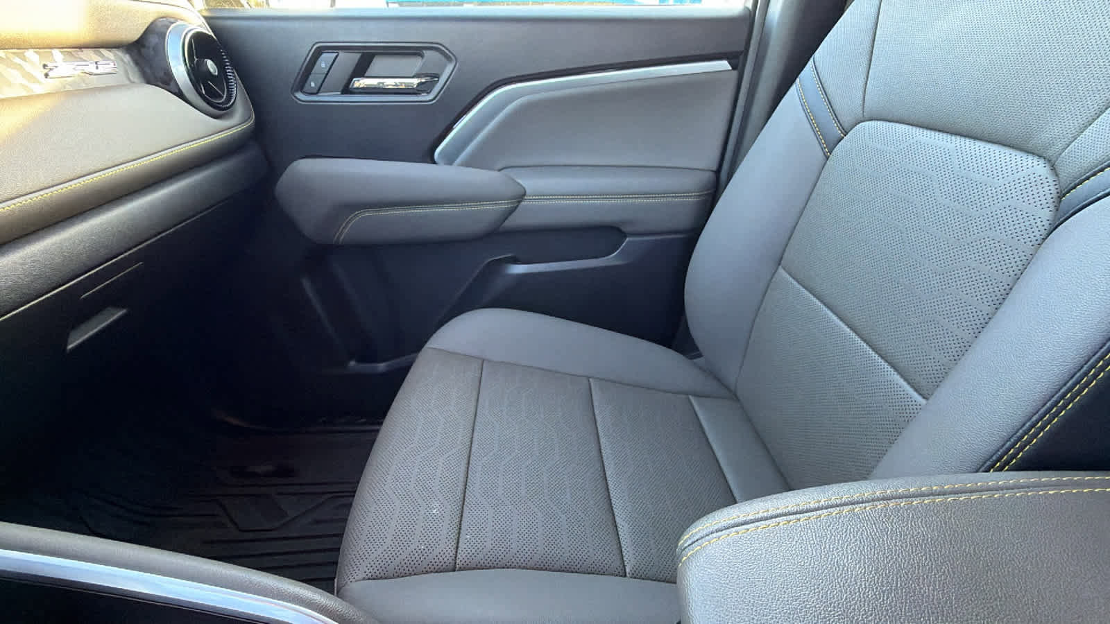 Certified 2024 Chevrolet Colorado ZR2 w/ ZR2 Bison Edition image 12