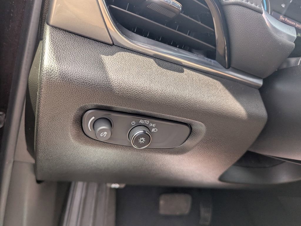 Used 2022 Chevrolet Traverse LT image 32