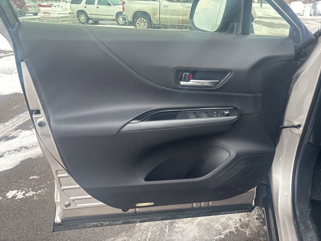 Used 2021 Toyota Venza XLE image 17