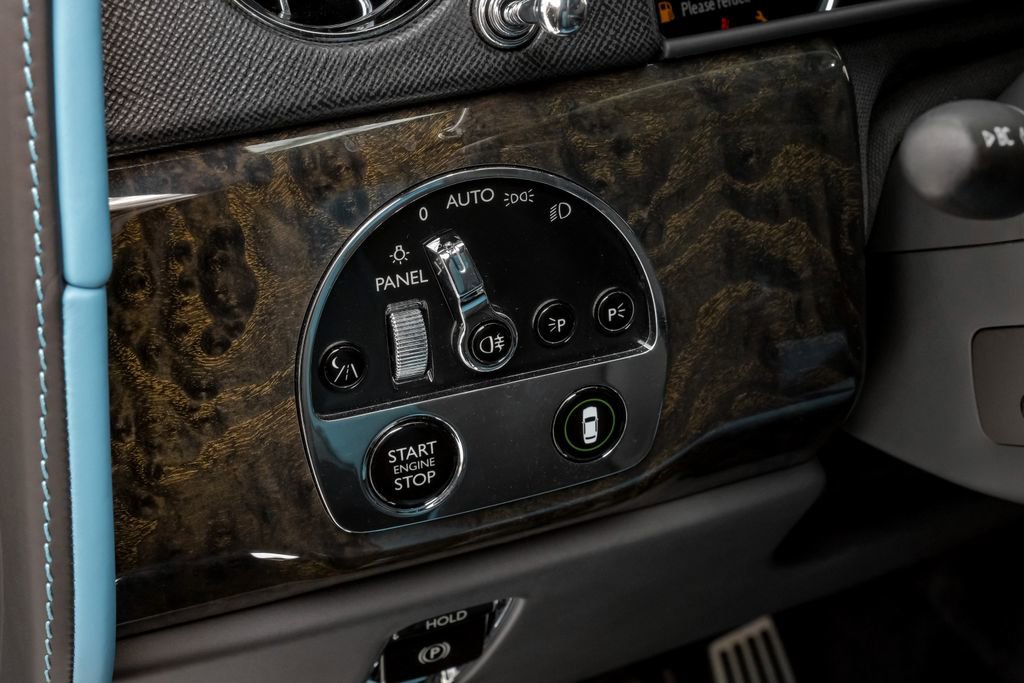 Used 2022 Rolls-Royce Cullinan w/ Cullinan Package image 27