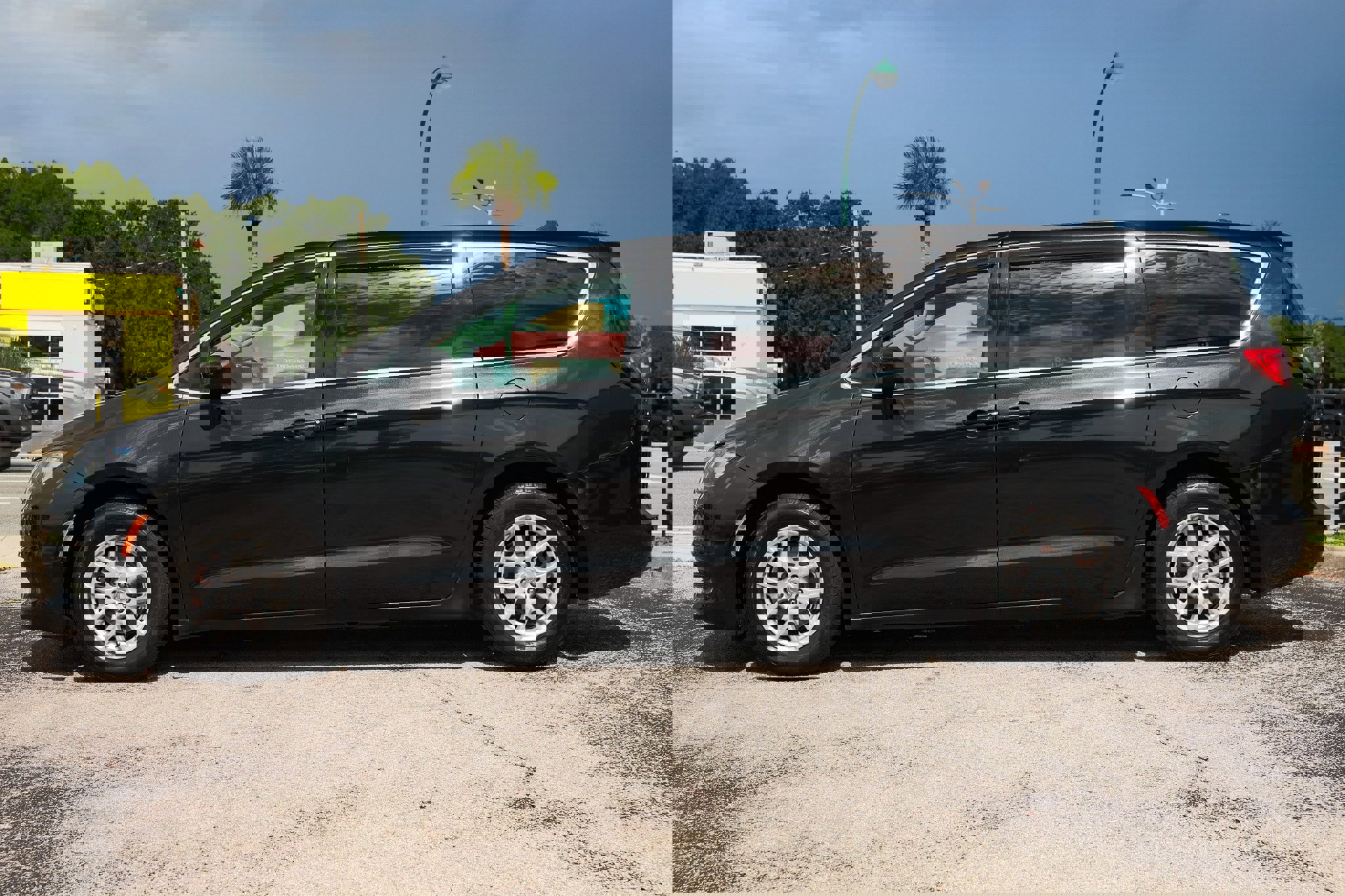 Used 2017 Chrysler Pacifica LX image 8