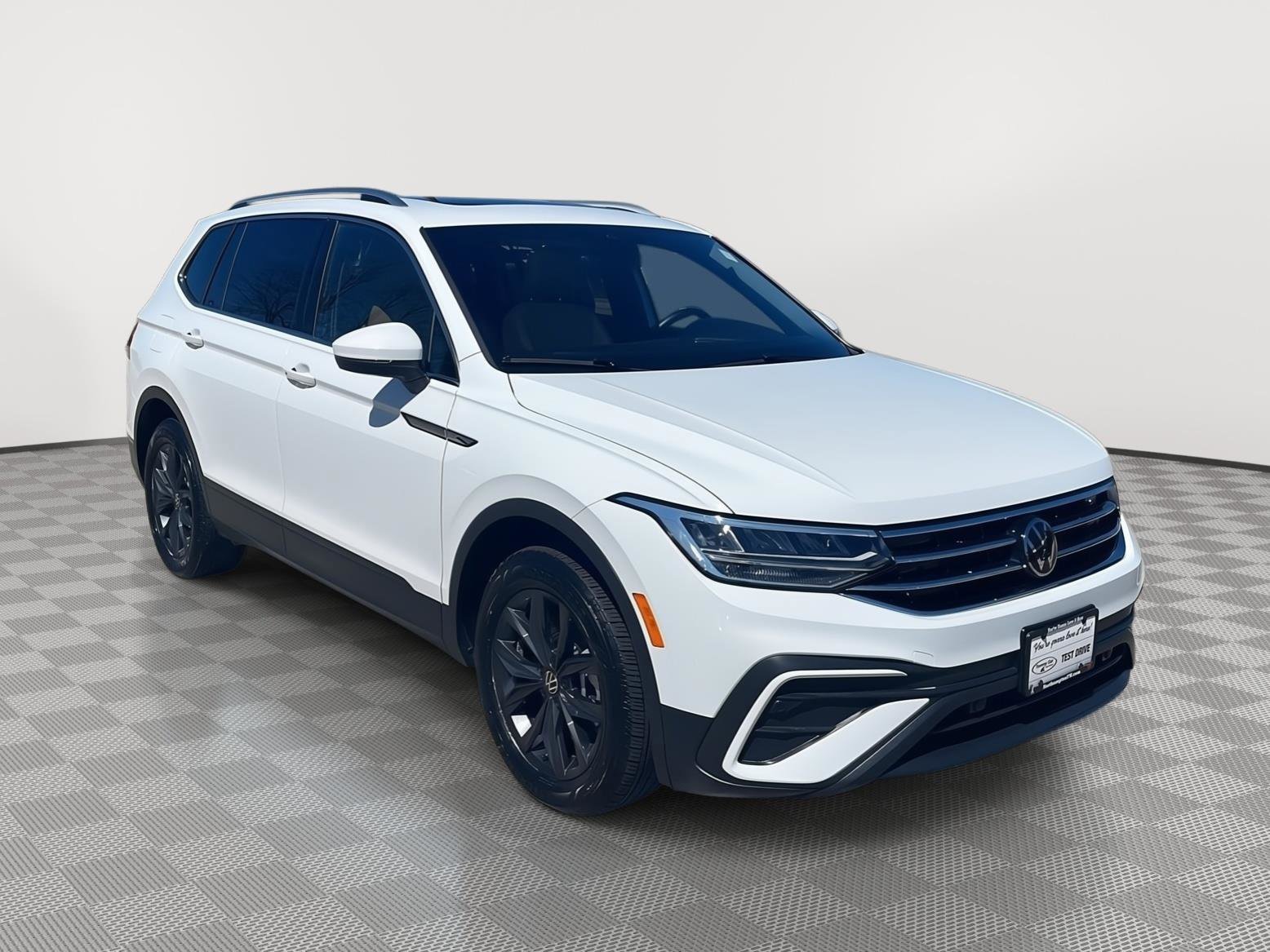 Used 2024 Volkswagen Tiguan SE w/ Panoramic Sunroof Package AWD/4WD image 3
