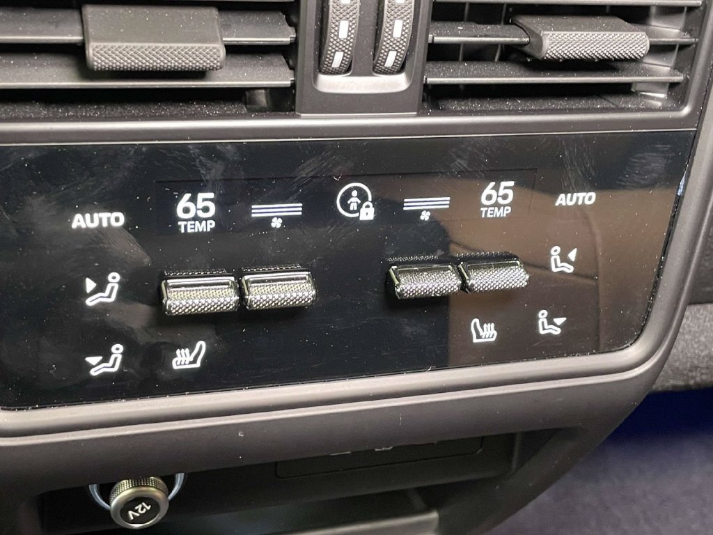 Certified 2024 Porsche Cayenne AWD/4WD image 25