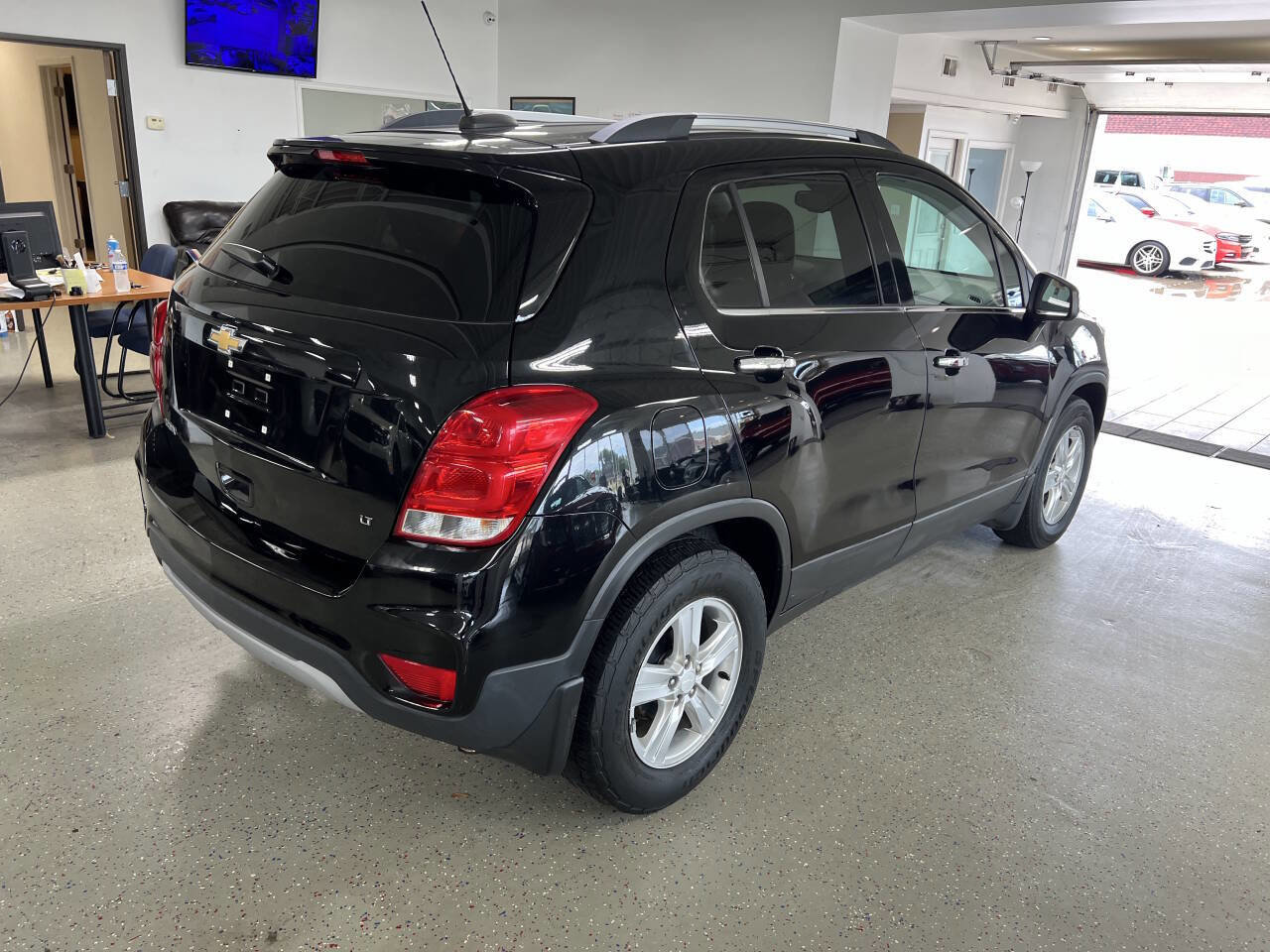 Used 2018 Chevrolet Trax LT w/ LT Convenience Package image 8