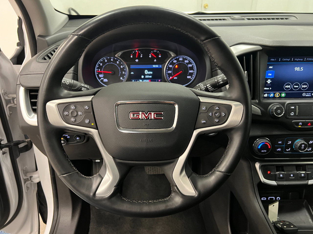 Used 2024 GMC Terrain SLT image 32