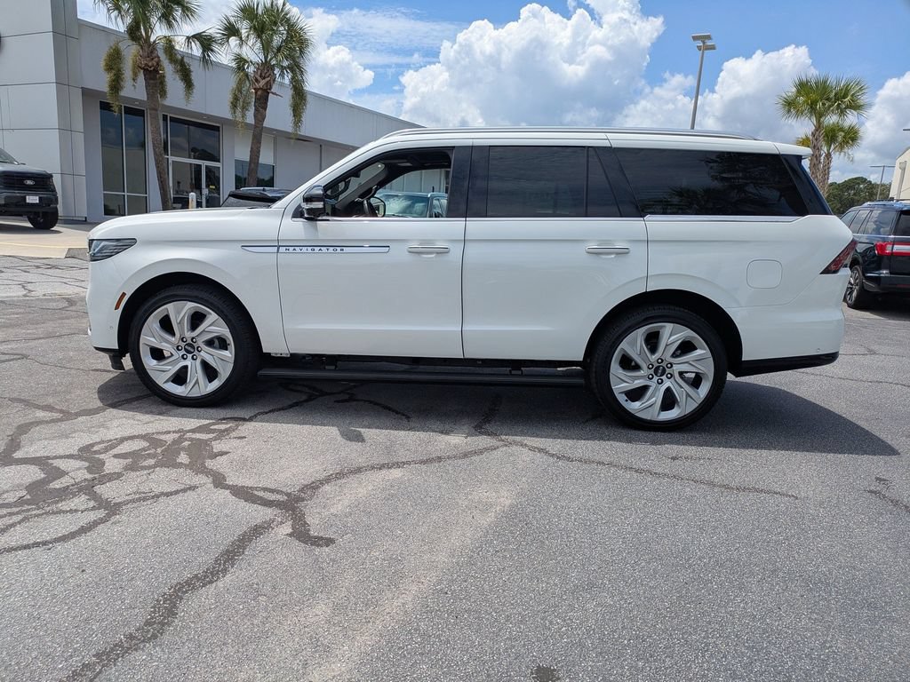 Used 2025 Lincoln Navigator Reserve AWD/4WD image 8