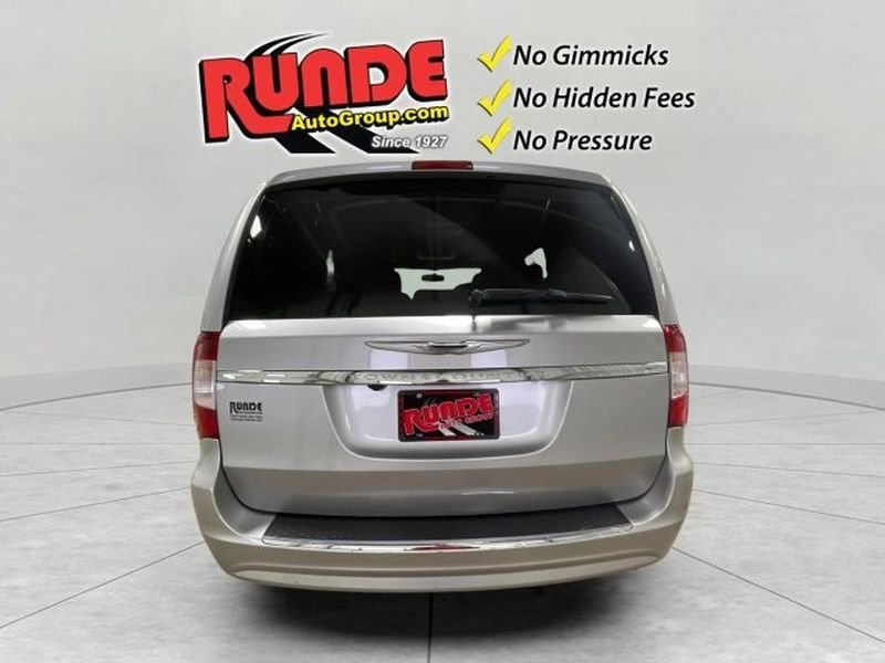 Used 2011 Chrysler Town & Country Touring-L w/ Entertainment Group #2 FWD image 3