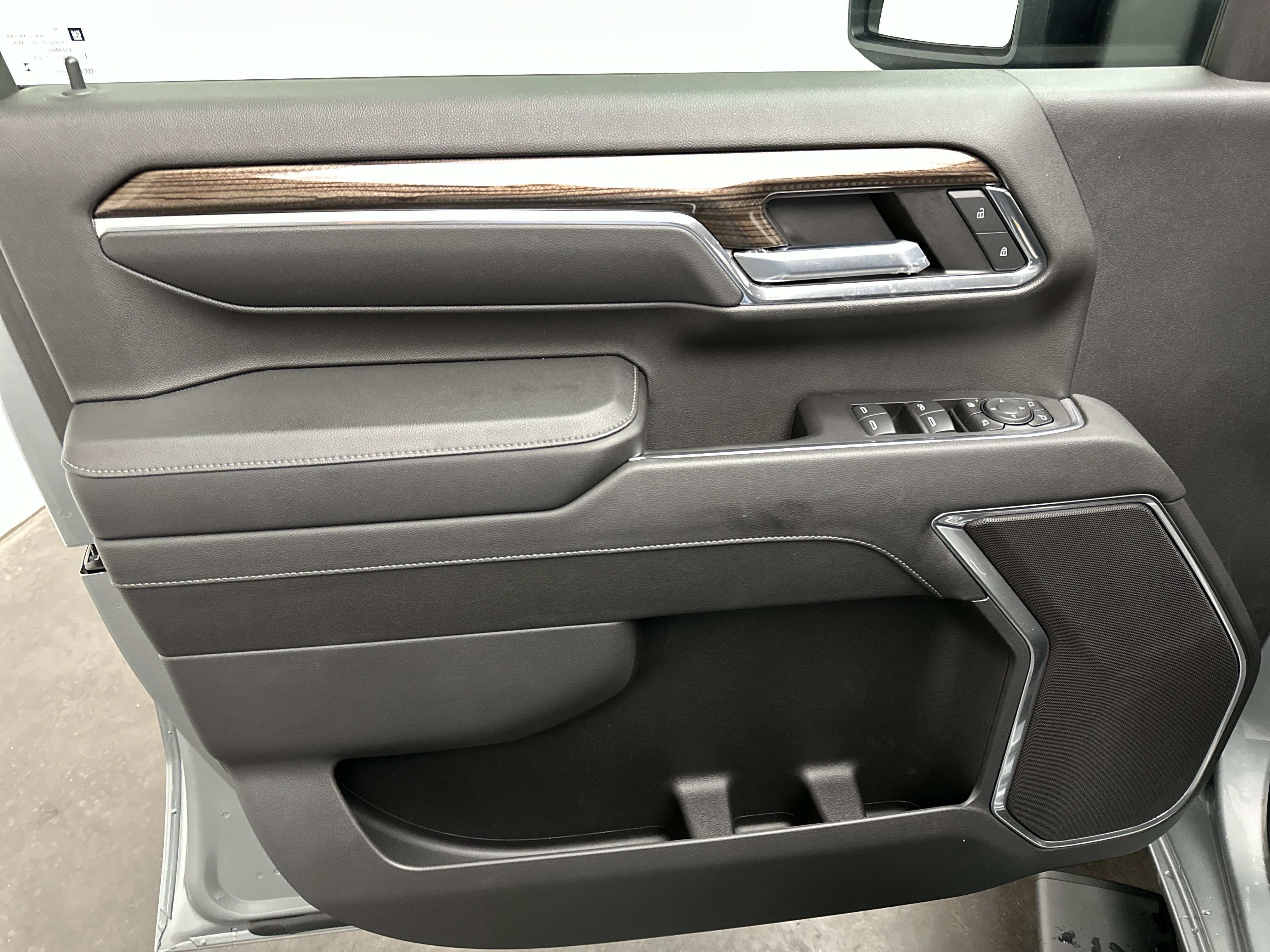 Used 2024 Chevrolet Silverado 2500 LT w/ Convenience Package image 8