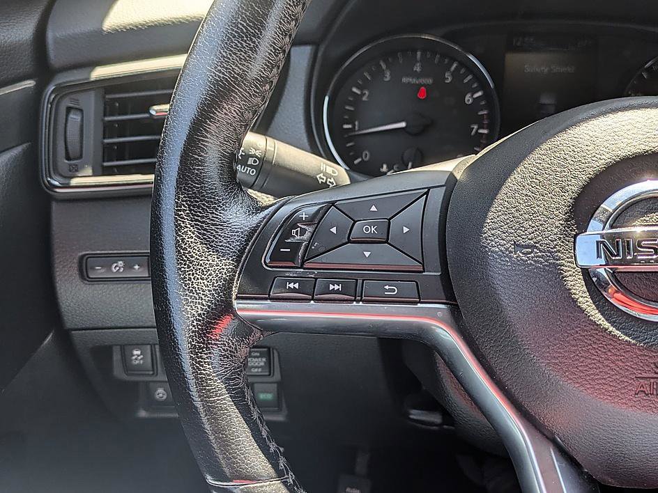 Used 2017 Nissan Rogue SV w/ SV Premium Package FWD image 16