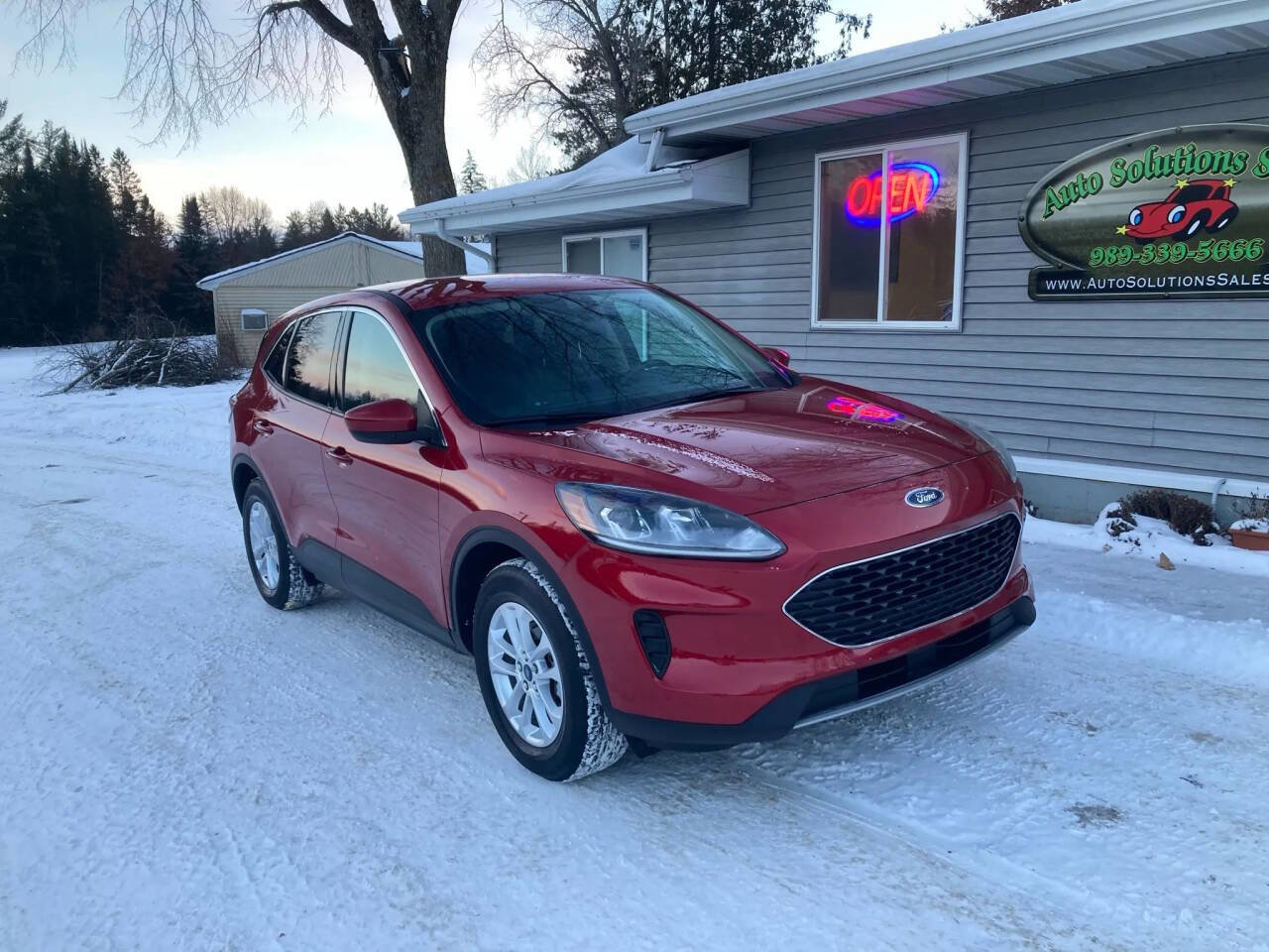Used 2020 Ford Escape SE image 2