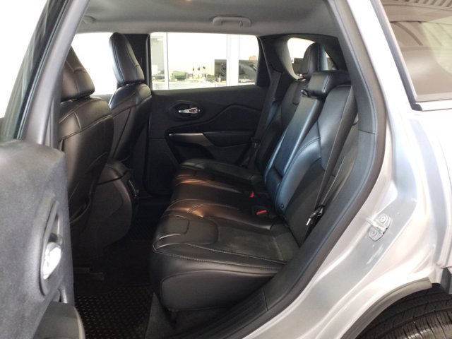 Used 2019 Jeep Cherokee Latitude Plus w/ Cold Weather Group AWD/4WD image 13