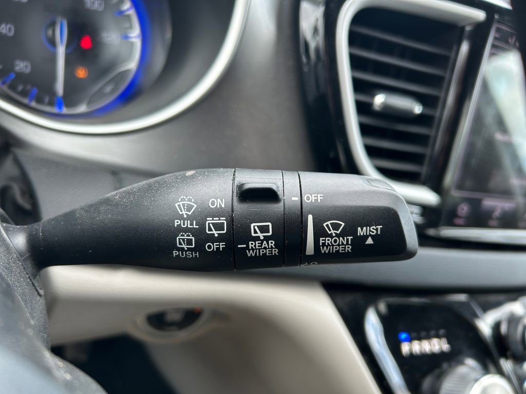 Used 2023 Chrysler Pacifica Touring-L FWD image 23
