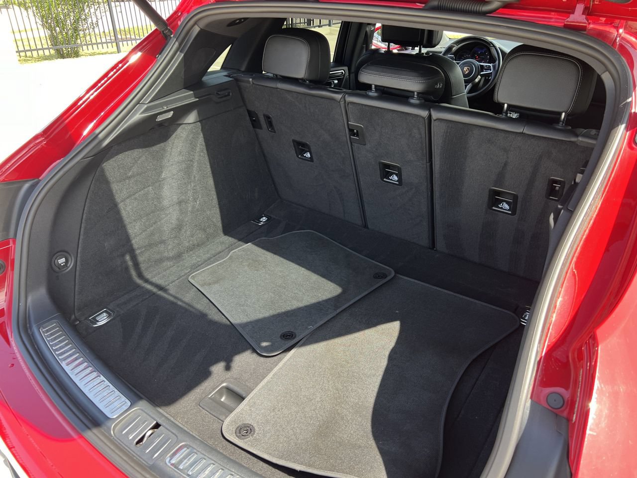 Used 2021 Porsche Macan AWD/4WD image 28