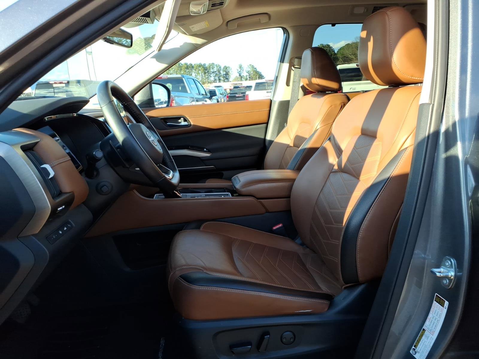 Used 2023 Nissan Pathfinder Platinum image 19