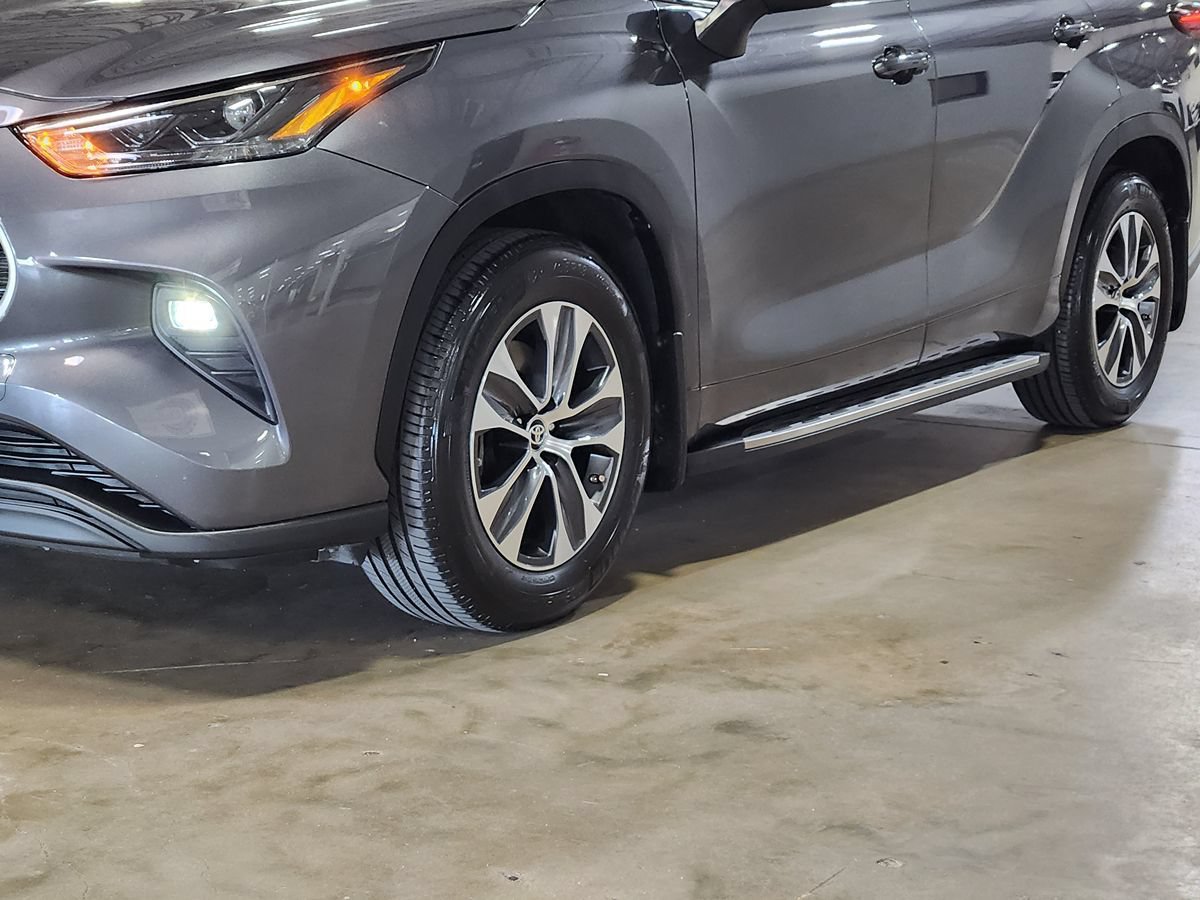 Used 2024 Toyota Highlander XLE FWD image 17