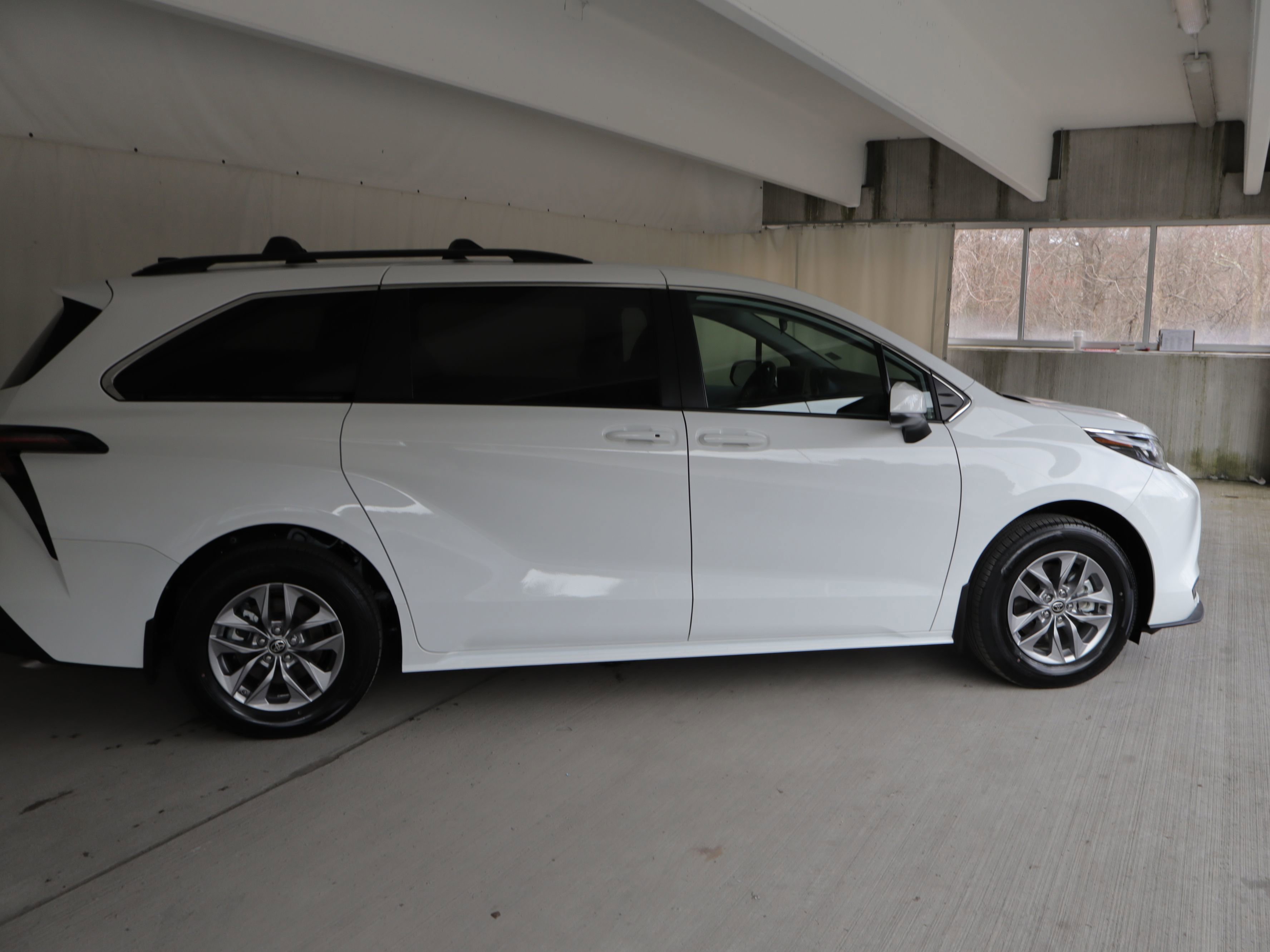 Used 2025 Toyota Sienna LE image 4