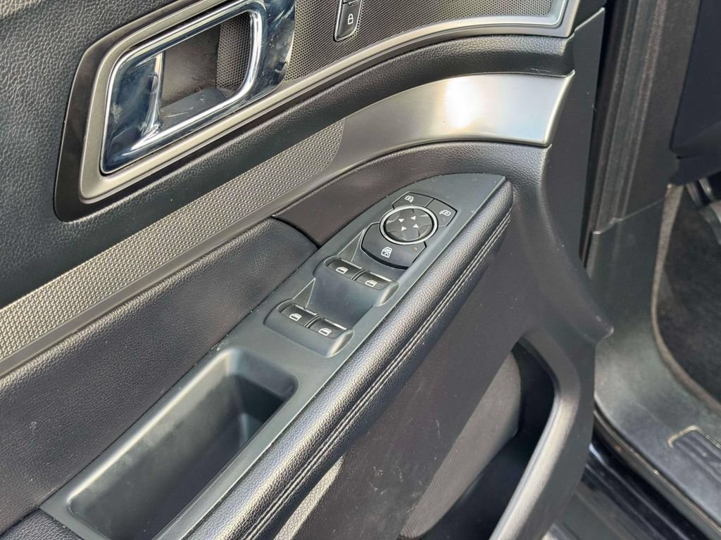 Used 2018 Ford Explorer XLT AWD/4WD image 18