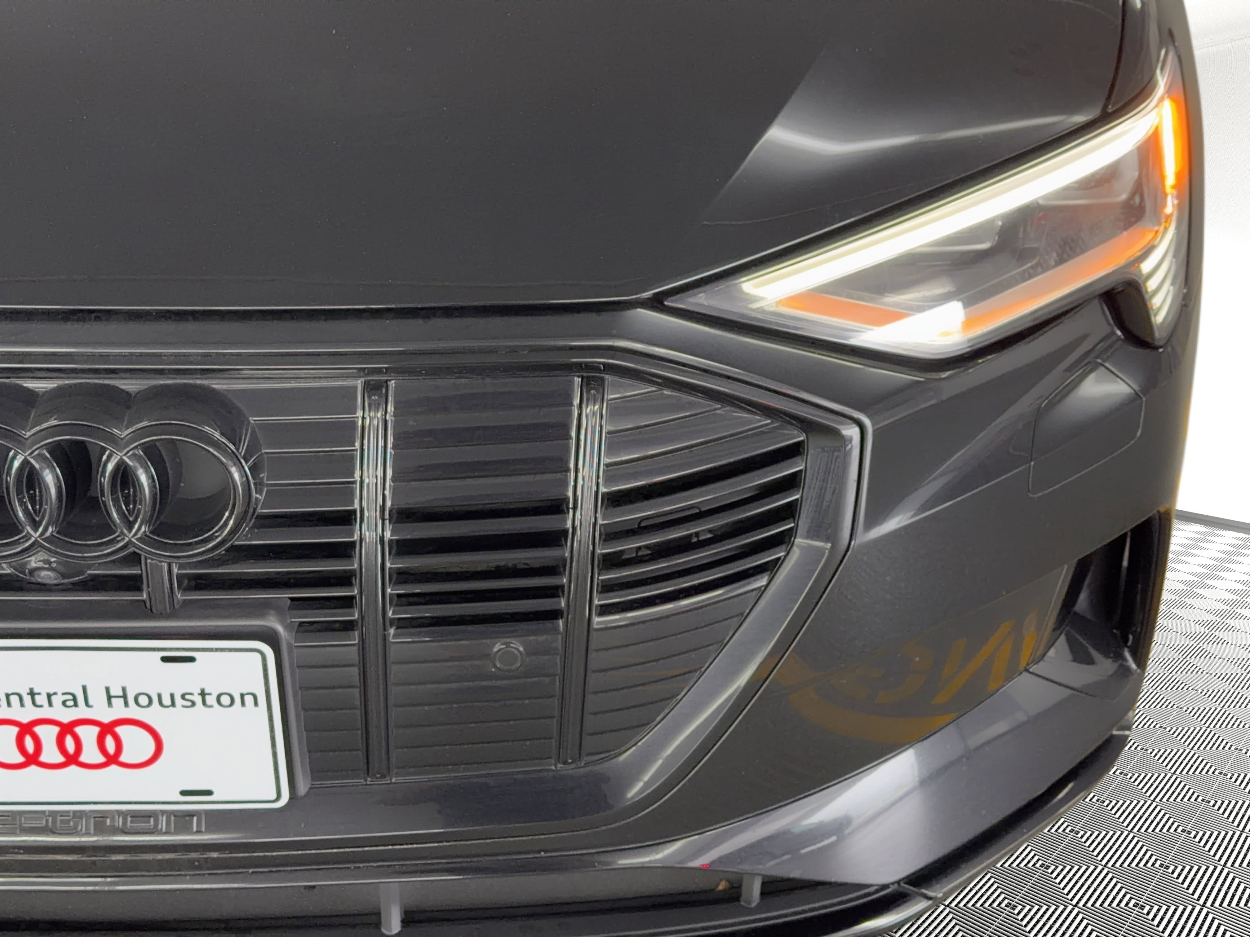 Used 2023 Audi e-tron Premium w/ Convenience Plus Package image 11