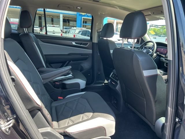 Used 2025 Volkswagen Atlas Peak Edition SE AWD/4WD image 32