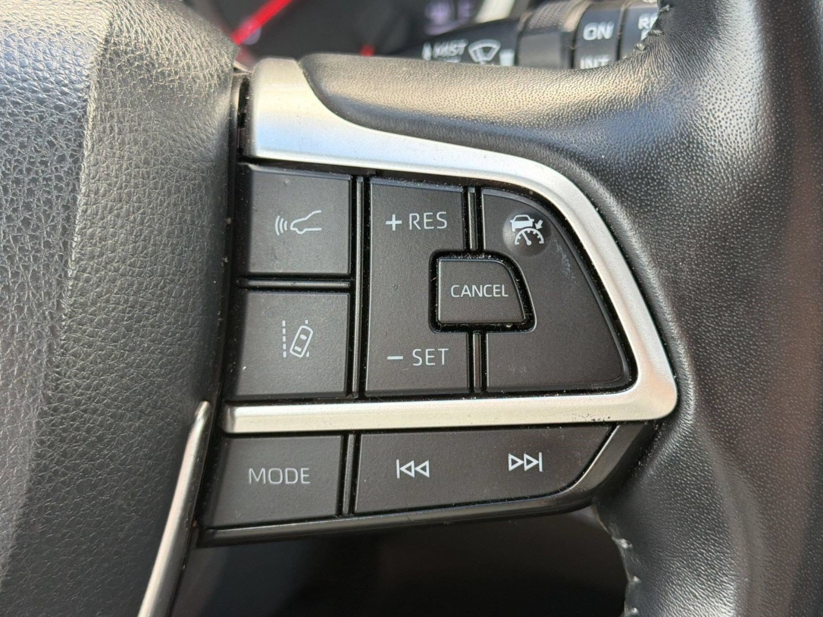 Used 2022 Toyota Highlander LE FWD image 18
