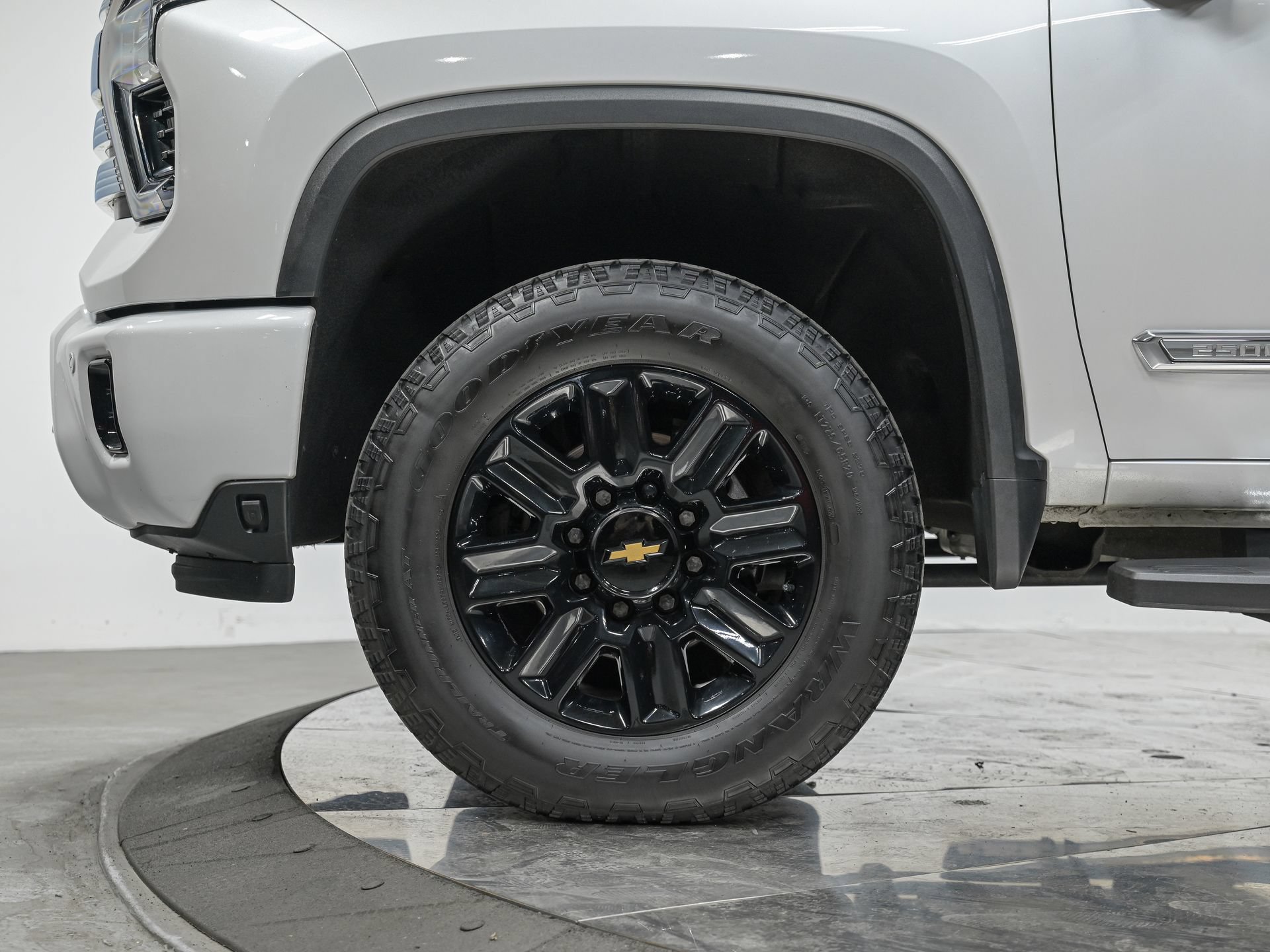 Used 2024 Chevrolet Silverado 2500 High Country w/ High Country Premium Package AWD/4WD image 3