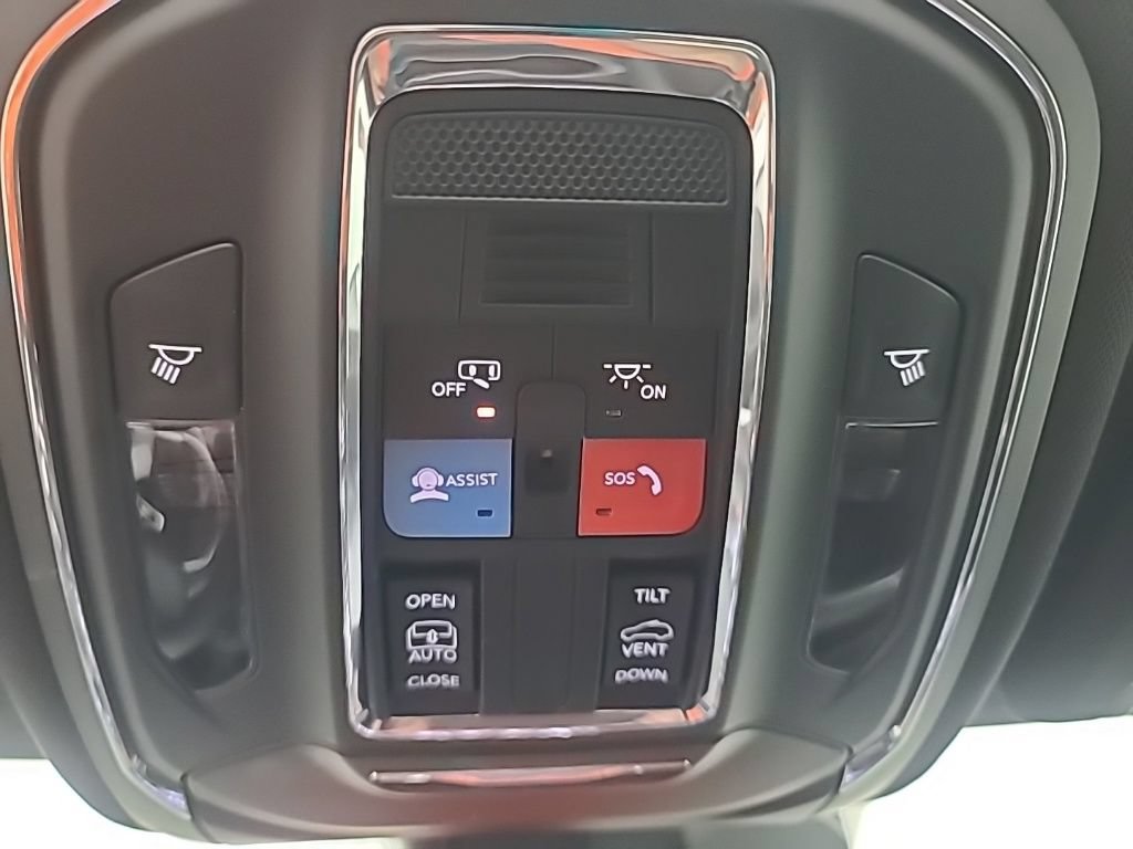 Used 2024 Jeep Grand Cherokee Laredo X AWD/4WD image 36