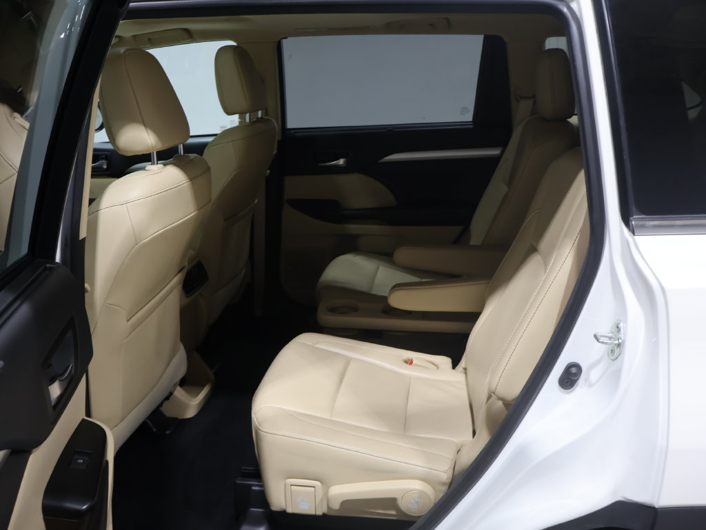 Used 2018 Toyota Highlander XLE AWD/4WD image 18