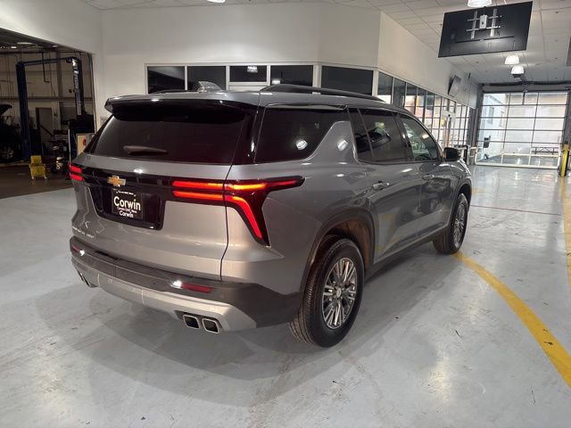 Used 2025 Chevrolet Traverse LT image 8