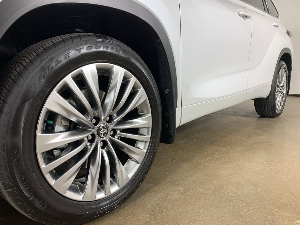 Used 2026 Toyota Highlander Limited image 2