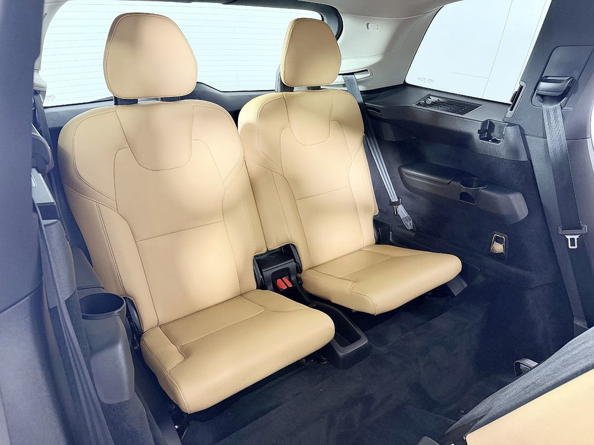 Used 2016 Volvo XC90 T6 Momentum w/ Momentum Plus Package AWD/4WD image 39