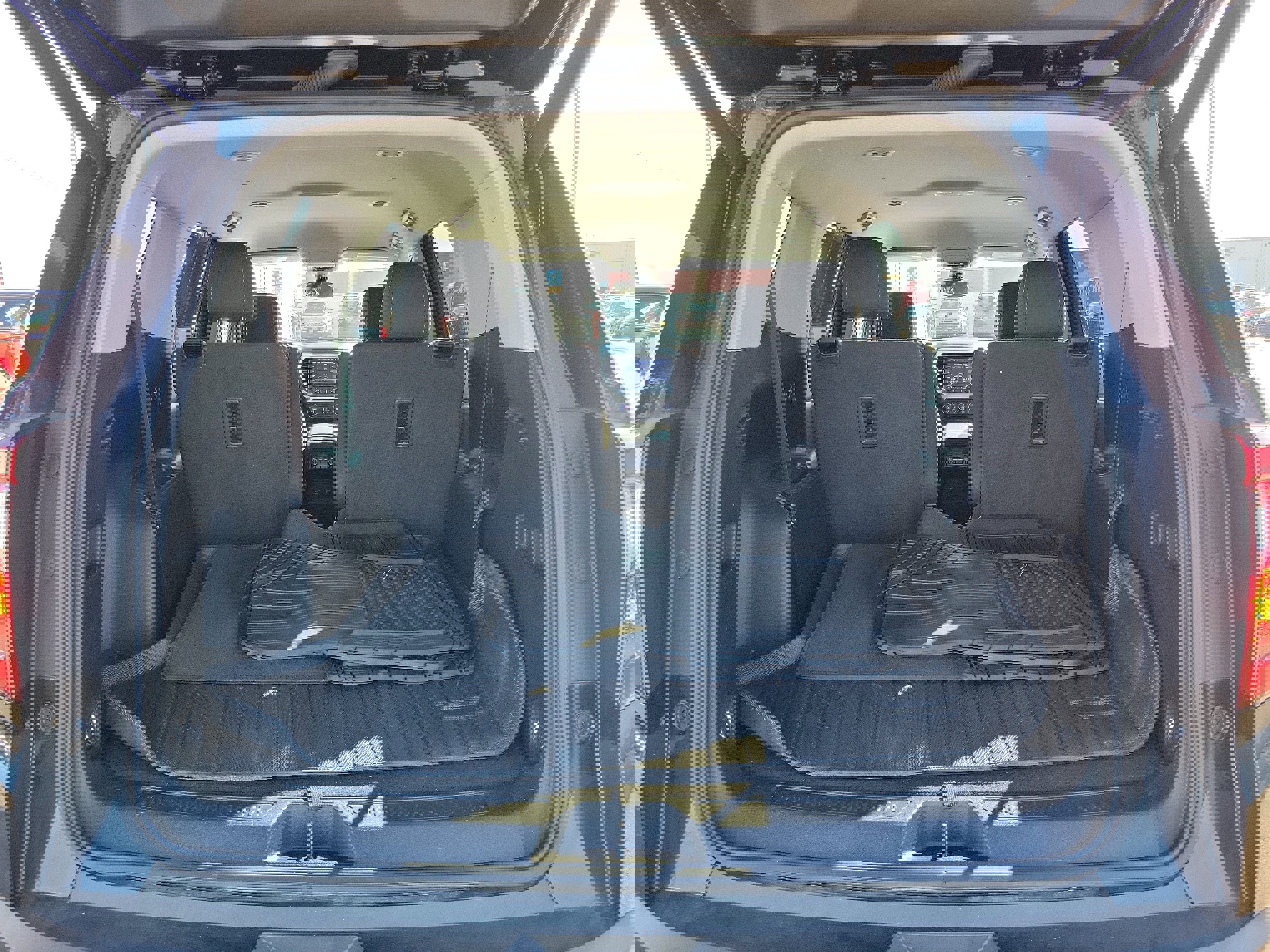 Used 2023 GMC Acadia SLE w/ Driver Convenience Package image 8