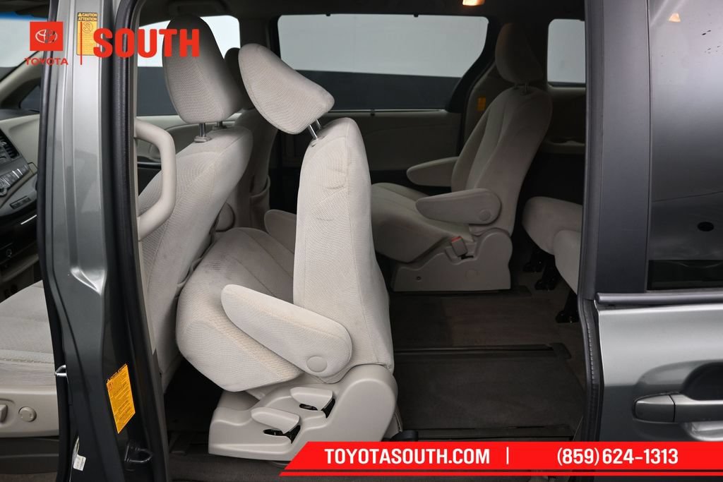 Used 2014 Toyota Sienna LE AWD/4WD image 22