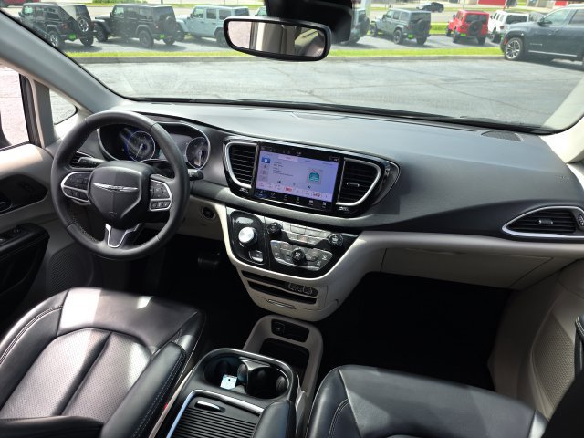 Used 2023 Chrysler Pacifica Touring-L FWD image 47