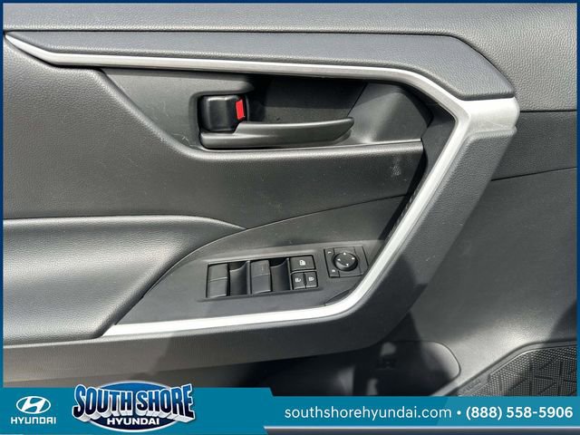 Used 2021 Toyota RAV4 LE image 9