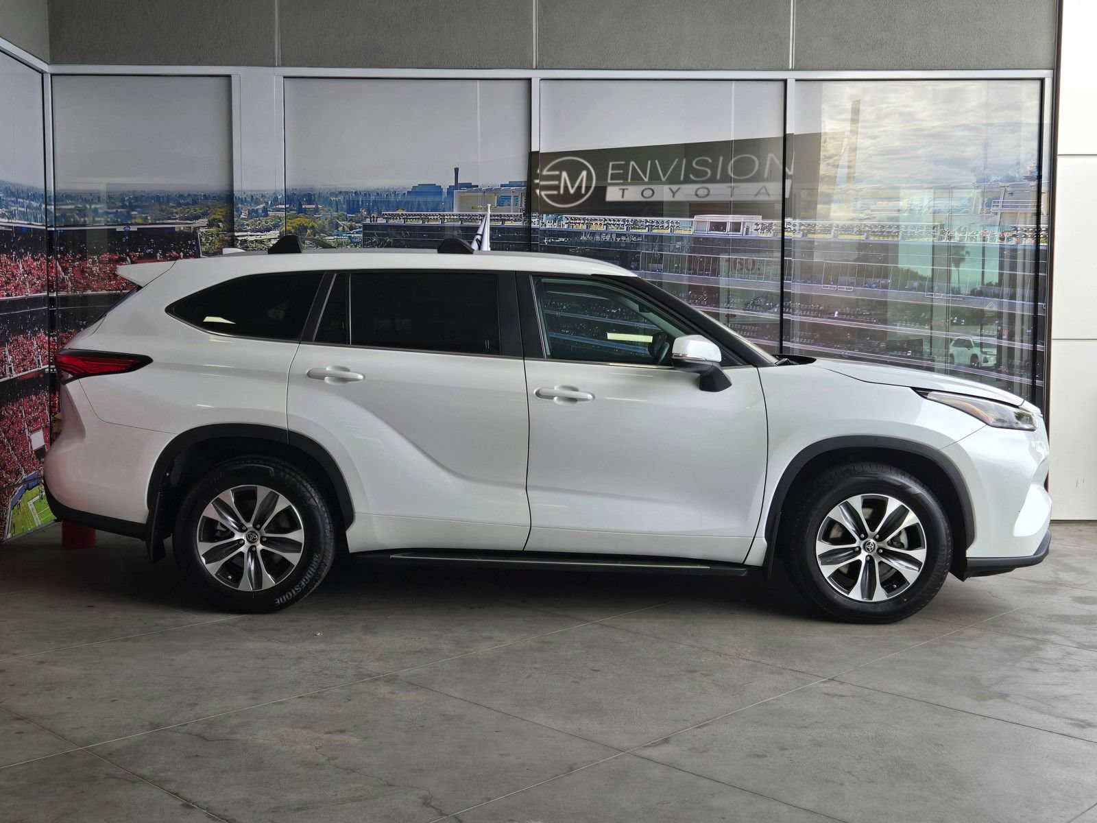 Used 2023 Toyota Highlander XLE AWD/4WD image 4