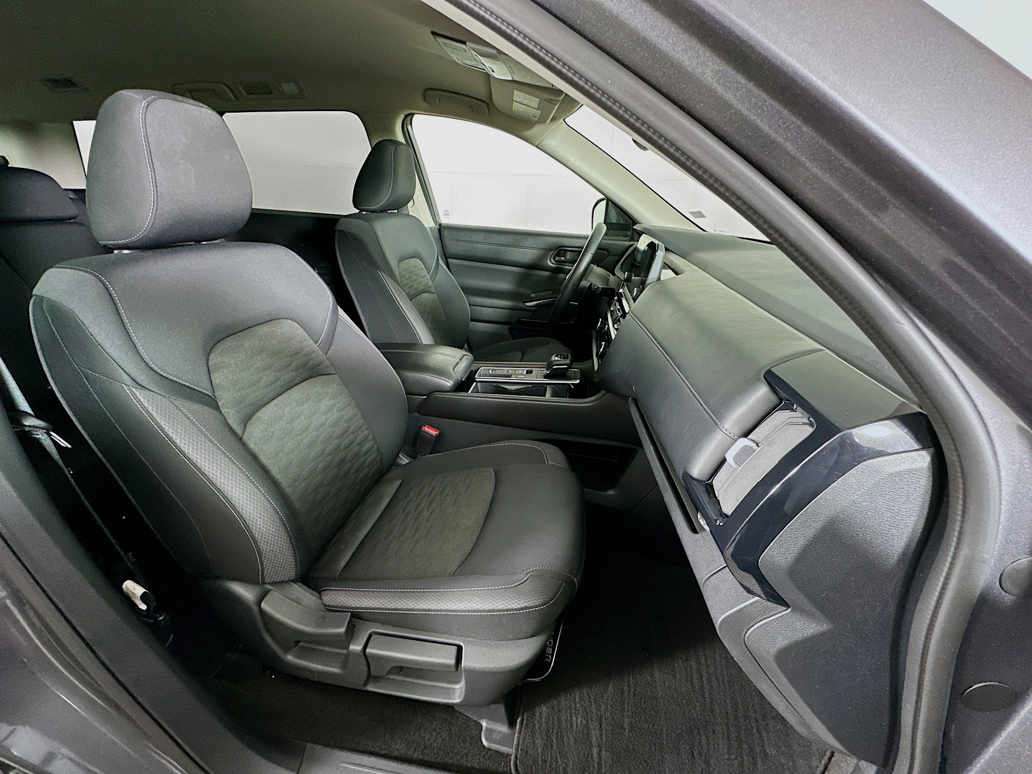 Used 2025 Nissan Pathfinder SV FWD image 33